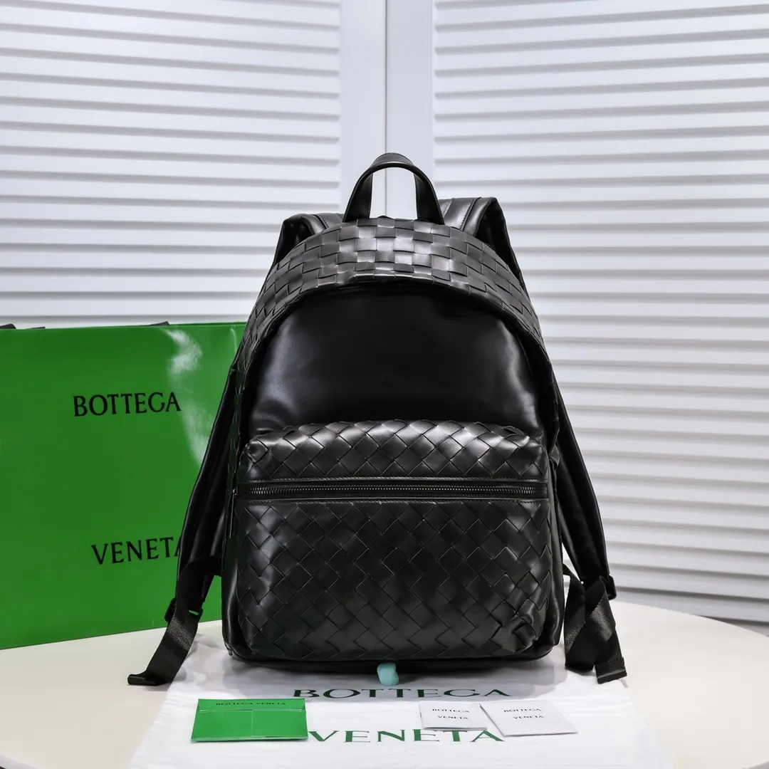 Batch 1860 new style👇BV Baodiejia's new woven backpack is a must-have item for travel, and the backpack is definitely the first choice for popularity. As the iconic classic element of the brand, it is well integrated into larger backpacks. It uses woven strips with a width of 1.5 to make the whole more coordinated. Fashion and recognition are well balanced. No logo, low-key and generous. Italian calfskin + canvas lining. High functionality. Size: width 32*43cm. Model: 6619
